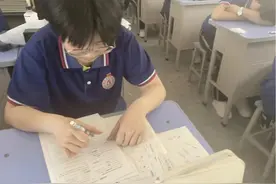 午休也学习，老师表扬学生勤能补拙，网友不满：自私的“现眼包”图片
