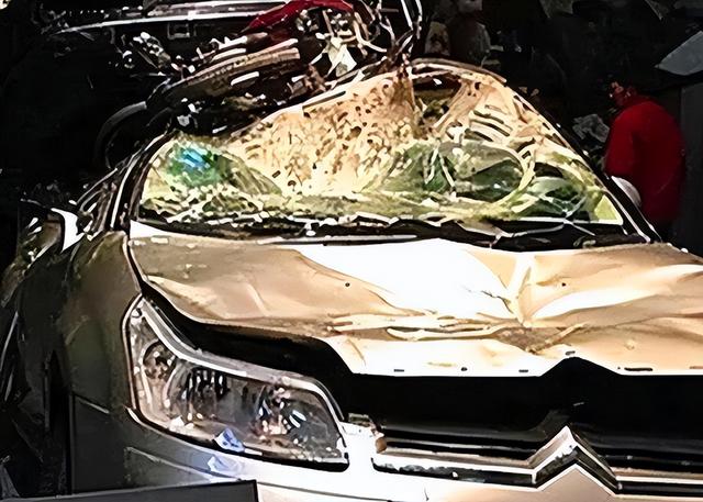 汶川地震幸存的“神车”：只因车牌特殊，公安部特批，入驻纪念馆