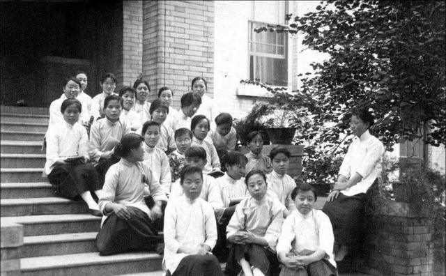 民国时期倡导“天乳运动”：女性不准束胸，违者罚款50大洋