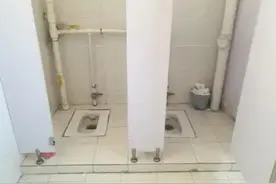 男子在公司蹲厕所，烟瘾发作抽了支烟，结果悲剧了图片