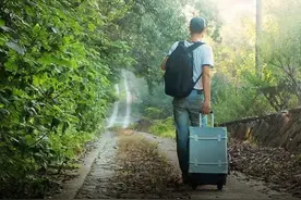 不管你在外面混得多好，回老家后，务必牢记“3个忠告”图片