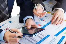 20万存5年利息4.3万、存款1万就送电动车，划算吗？有风险吗？图片