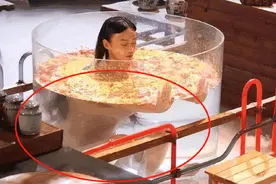 难怪导演不敢拍下半身！镜头下拉后，是不能偷看的“尴尬景象”图片