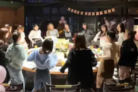 一群女生聚餐，围着饭桌跳舞，这类视频火起来，来龙去脉是这样图片