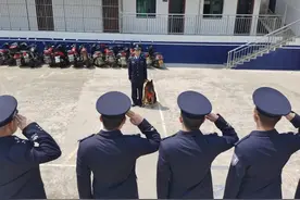 戍边7年！退役警犬艰难起身回应战友敬礼图片