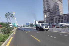 洒水车增加作业频次 雾炮车加大循环作业力度 炎炎夏日环卫部门多举措为城市“降温”图片