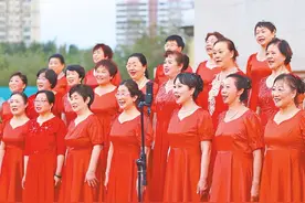 乌鲁木齐：“周末百姓大舞台”点亮南湖广场之夜 《我和我的祖国》等歌曲引发现场观众大合唱图片