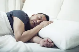 男性睡觉时经常出虚汗是怎么回事？或与4种病症相关，应引起重视图片