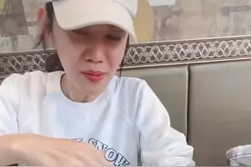 秋瓷炫于晓光过端午，端着盘子吃菜显豪放，把包子皮给老公吃图片