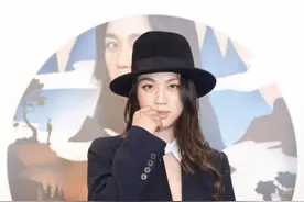 汤唯穿西装不穿内搭，开叉裙开到臀部，不露半分却妩媚女人味足图片