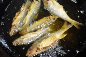 做油炸鱼，挂糊用淀粉还是面粉？记住“5大技巧”，鱼肉金黄酥脆图片