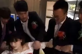 搞笑GIF：这样的新娘太奇葩了，还能有什么游戏比结婚更重要的图片