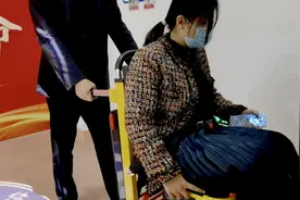 电动履带式爬楼机器人，为啥被称为载人载物的搬运神器？图片