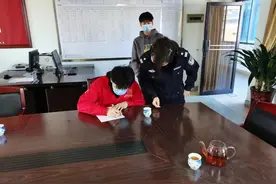 “外卖小哥”街头炫技翘车头？蜀黍出手了！图片