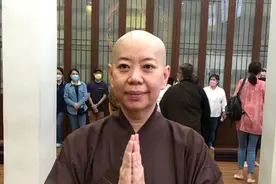 55岁女歌手削发为尼，子孙满堂老公健在，与前夫协议2周后离婚图片