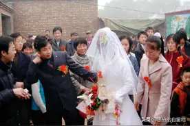 姐姐离世后，妹妹做了姐夫的新娘，婚礼现场，围观的人都热泪盈眶图片