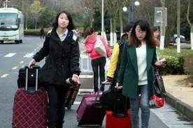 大学生放假回家扛8袋行李，妈妈当场笑喷，网友：不太聪明的样子图片