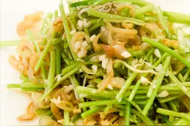 海蜇丝不要再凉拌吃，这样爆炒香菜海蜇丝，入味脆爽太好吃！图片