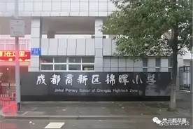 网传成都一11岁小学生在学校内被篮球架砸成重伤，让人感到痛心！图片