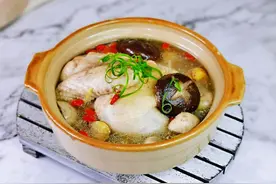 过年炖鸡汤，只用“4样料”就够了，汤鲜美，肉香没腥味，别乱放图片