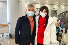 司马南回北京，美女接机，与友人推杯换盏，幽默解释视频画面图片