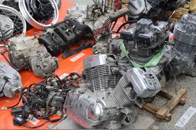废旧摩托车的发动机回收价格在上涨，其利润也是十分可观的图片
