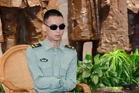 “排雷英雄战士”杜富国，军衔有变化，四级军士长变为一级上士图片