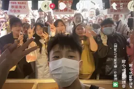 他是卖鸭，不是鸭！淄博“鸭头小哥”被性骚扰后爆火，被逼到失业图片