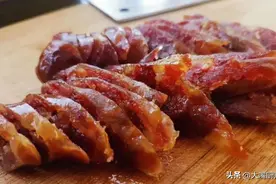 吃腊肠到底是蒸还是煮？很多人弄错了，难怪又干又硬，吃起来不香图片