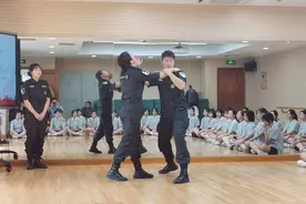 特警女教官今天来到市三女中……图片