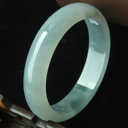 如何挑选翡翠手镯?1万和1000万的翡翠手镯,价格到底差在哪里?