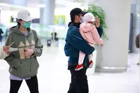 郑恺一家三口首次走机场，苗苗瘦一圈太苗条，女儿大鼻子超像妈妈图片