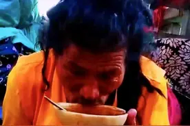 西藏地区的瑜伽士和他的嘎巴拉颅骨饭碗图片