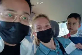 云飞、热妮娅和父母终于团聚，爷爷第一次看到孙子，亲情溢出屏幕图片