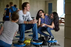 连体人如何谈恋爱？美国连体儿姐姐交往男友，妹妹声称自己无性恋图片