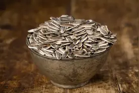 吃瓜子就是喝油？瓜子真的伤肝吗？经常嗑瓜子，可要注意啦！图片