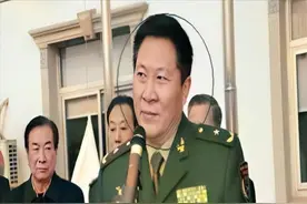 “假少将”董大维：冒充军官15年骗380万娶两妻，因入戏太深被抓图片