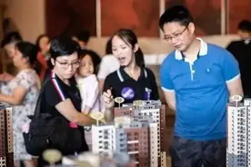 80万房贷，30年要多少利息？银行员工：有人还傻傻给银行“送钱”图片