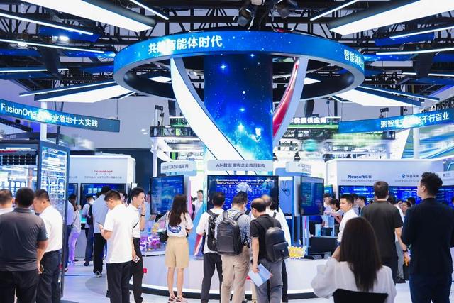 WAIC 2025 |“冲上去”的超聚变，如何做智能体时代的探索者？