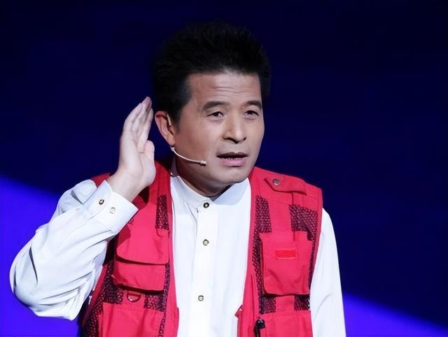 毕福剑现身网红聚会，跷二郎腿叼烟没人理，网友：太把自己当回事