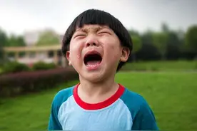 孩子哭着跑回家，父母的两种不同反应，给孩子的是截然不同的人生图片