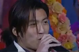 一人“控场”整个春晚：歌手实力几斤几两，一下子就看出来了图片