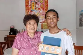 13年前，非洲富商在中国遗弃6岁儿子，被浙江奶奶收养落户中国：“我是中国人，我有家了”图片