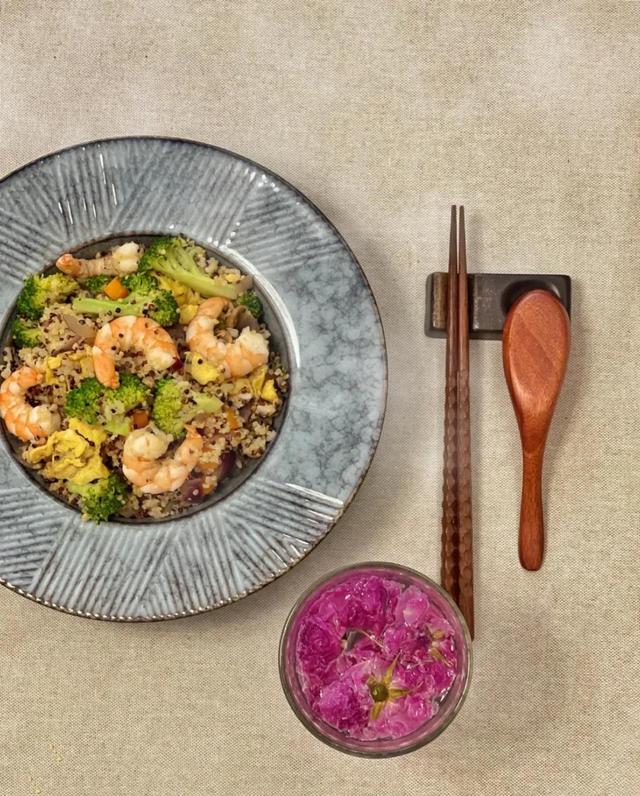 营养健康晚餐藜麦蛋炒饭