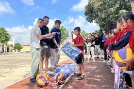 企业献爱心 学生圆梦微心愿图片