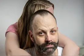 3岁女儿遭性侵，荷兰父亲奋力搞倒恋童癖组织，战斗至今未停图片