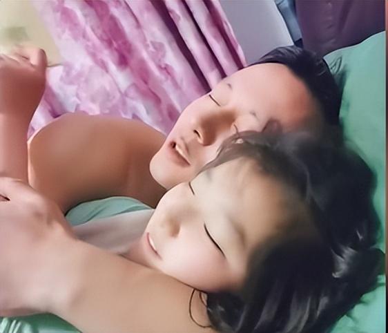 父女相处像情侣，亲吻拥抱摸大腿也不避讳，母亲竟还乐在其中？