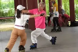 天津70岁白头翁公园泡妞成功，黑发女子似赵雅芝引大爷们羡慕嫉妒图片