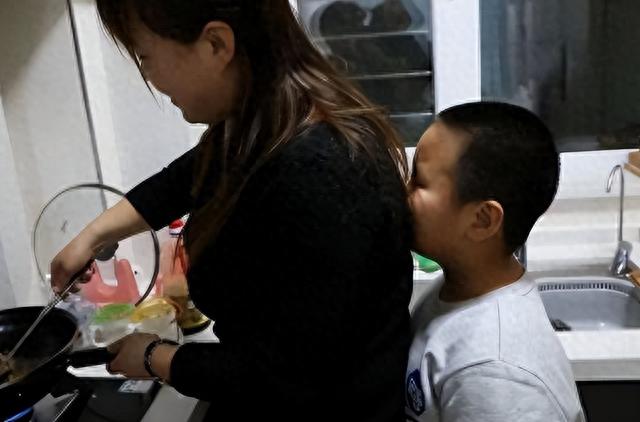 14岁儿子帮妈妈按摩，却按到妈妈敏感部位，儿大要避母！