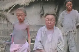 清末真实照片，地主小老婆扭扭捏捏，祖孙三人在墙根“酒足饭饱”图片